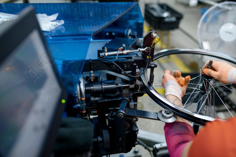 特写镜头安装新的自行车外缘车间车轮组装,自行车零件安装工人在工厂